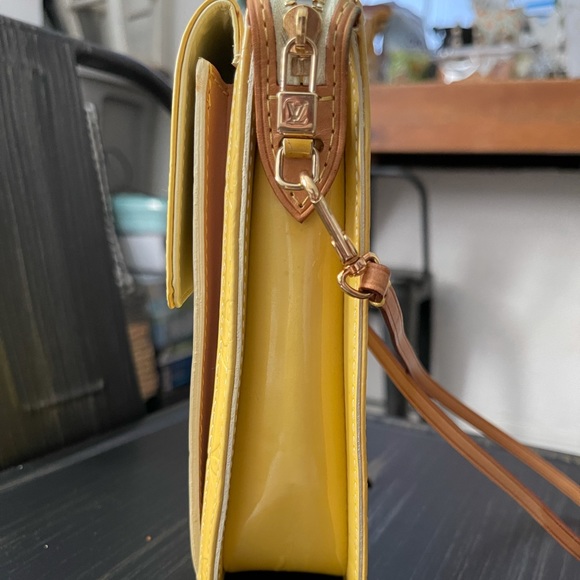 Yellow louis vuitton vernis bag - Picture 4 of 7